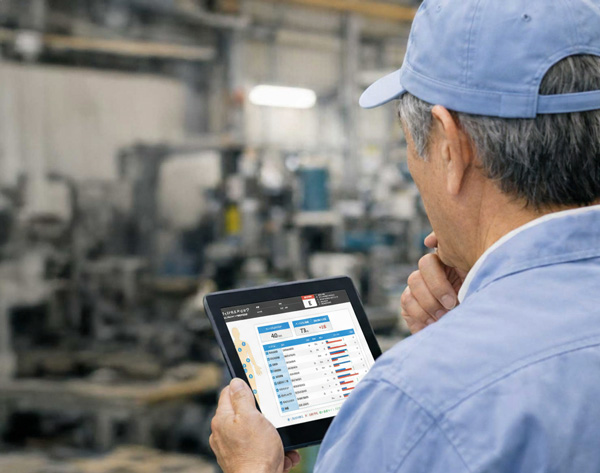 タブレットで身体機能を確認する作業員