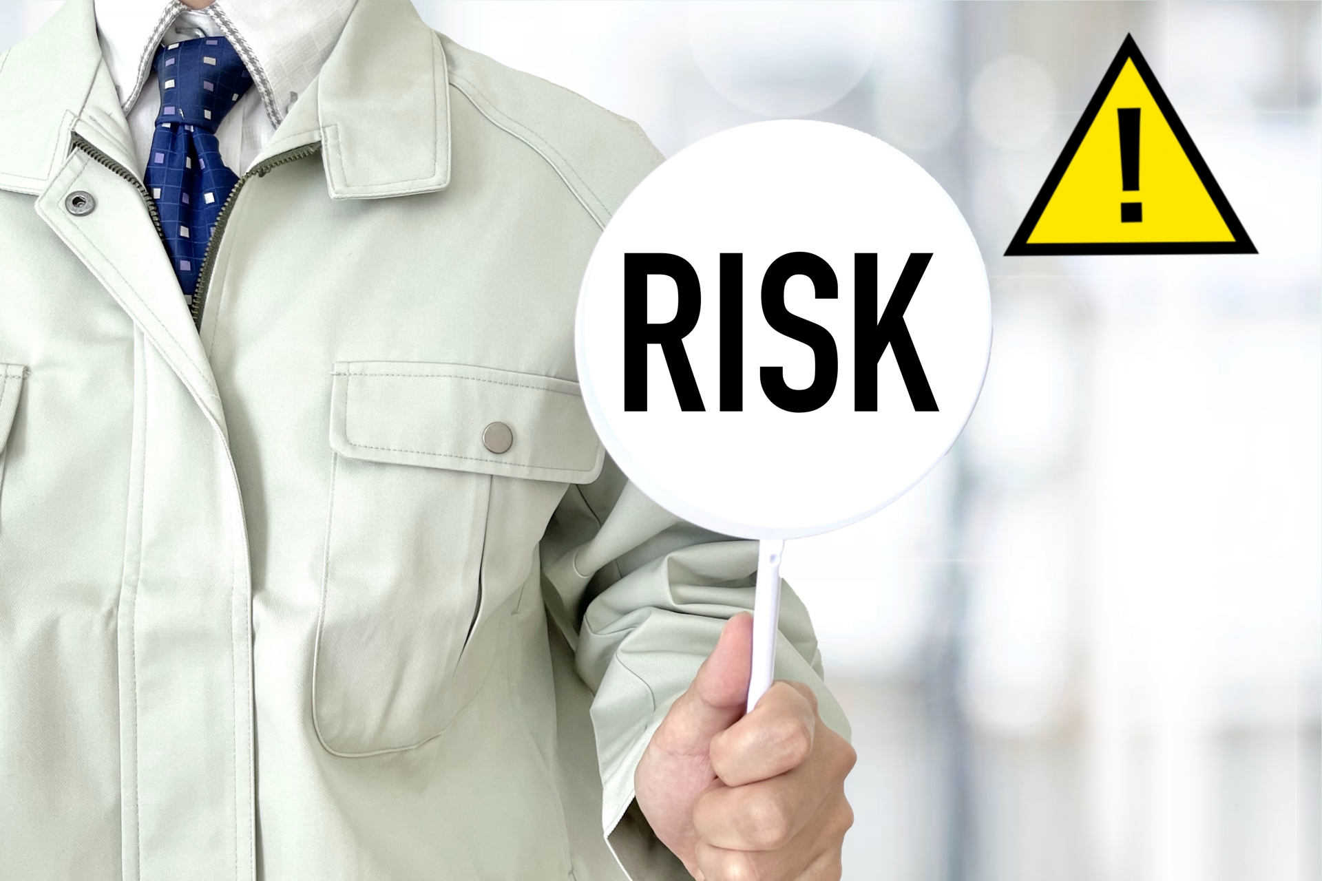 RISKサインを持つ安全担当者
